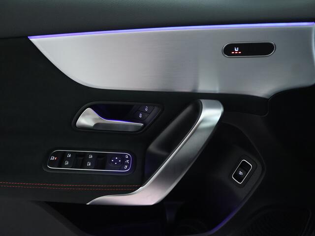 Mercedes-Benz A-KLASSE 180 AMG Nightpakket Limousine | Sfeerverlichting | Stoelverwarming | Parkeerpakket met Camera | LED | DAB | Inclusief 24 maanden Mercedes-Benz Certified garantie voor Europa.