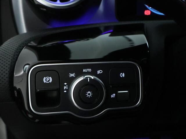 Mercedes-Benz A-KLASSE 180 AMG Nightpakket Limousine | Sfeerverlichting | Stoelverwarming | Parkeerpakket met Camera | LED | DAB | Inclusief 24 maanden Mercedes-Benz Certified garantie voor Europa.