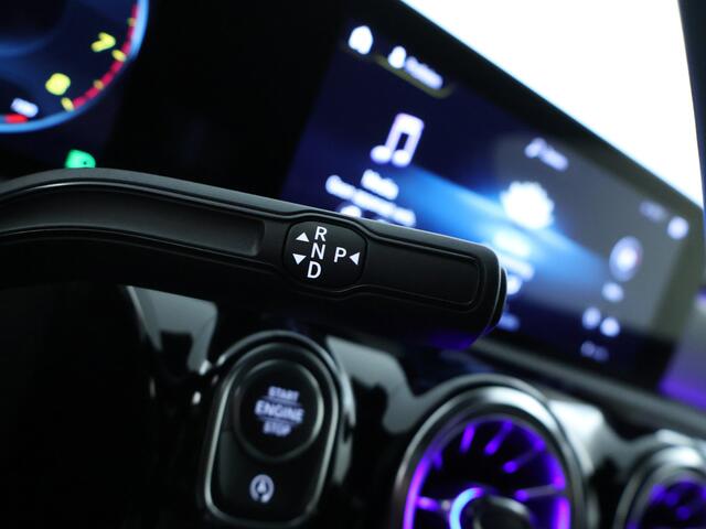 Mercedes-Benz A-KLASSE 180 AMG Nightpakket Limousine | Sfeerverlichting | Stoelverwarming | Parkeerpakket met Camera | LED | DAB | Inclusief 24 maanden Mercedes-Benz Certified garantie voor Europa.
