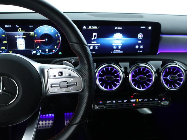 Mercedes-Benz A-KLASSE 180 AMG Nightpakket Limousine | Sfeerverlichting | Stoelverwarming | Parkeerpakket met Camera | LED | DAB | Inclusief 24 maanden Mercedes-Benz Certified garantie voor Europa.