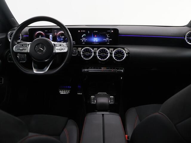 Mercedes-Benz A-KLASSE 250 e AMG Line | Panoramadak | Achteruitrijcamera | Stoelverwarming | Widescreen |
