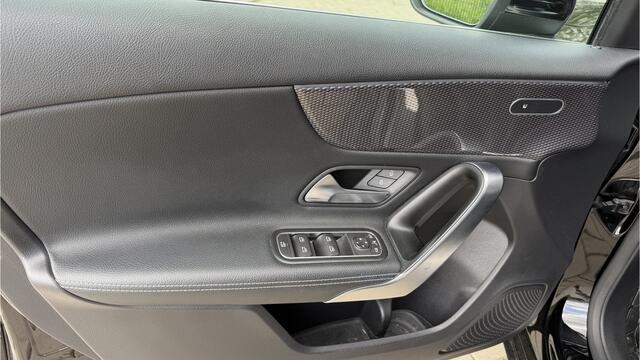 Mercedes-Benz A-KLASSE 180 Business Solution Luxury Panoramadak / Sportstoelen / 1/2 leren bekleding