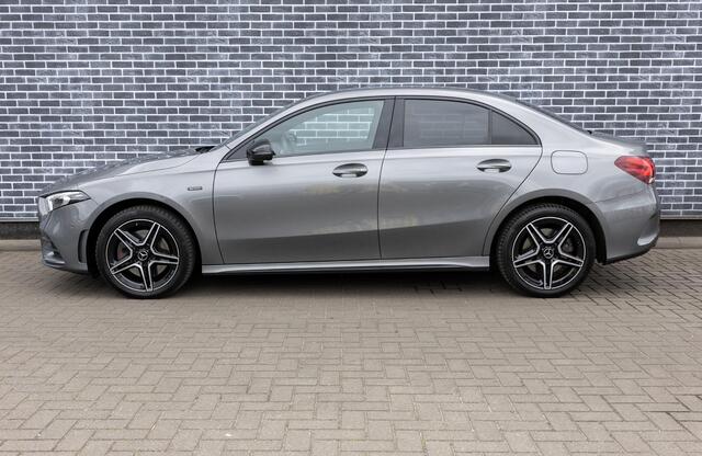 Mercedes-Benz A-KLASSE A 250 e Advantage | Plug-in Hybrid (PHEV) | AMG-Line | Night-pakket | MBUX Volledig Digitaal | Apple Carplay | Android Auto | Stoelverwarming | Parkeersensoren | Lichtmetalen Velgen 18 inch