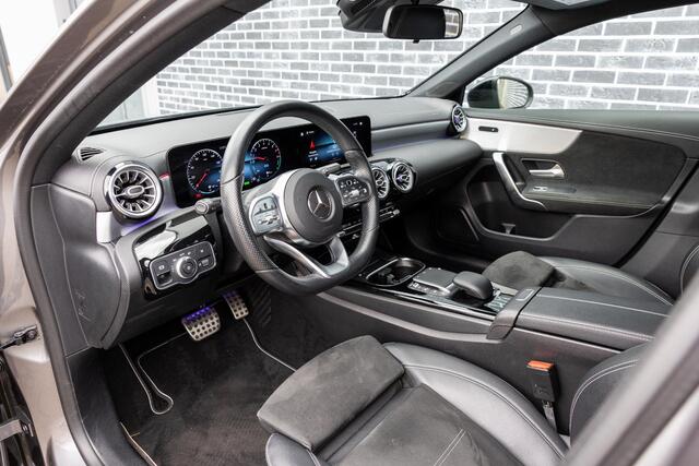 Mercedes-Benz A-KLASSE A 250 e Advantage | Plug-in Hybrid (PHEV) | AMG-Line | Night-pakket | MBUX Volledig Digitaal | Apple Carplay | Android Auto | Stoelverwarming | Parkeersensoren | Lichtmetalen Velgen 18 inch