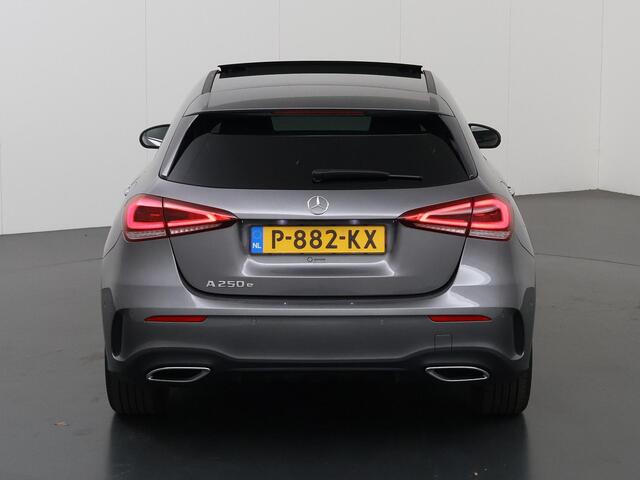 Mercedes-Benz A-KLASSE 250 e AMG Line | Night | Panoramadak | Multibeam | Stoelverwarming | Sfeerverlichting | Widescreen |