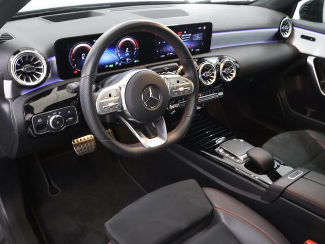 Mercedes-Benz A-KLASSE 250 e AMG Line | Night | Panoramadak | Multibeam | Stoelverwarming | Sfeerverlichting | Widescreen |