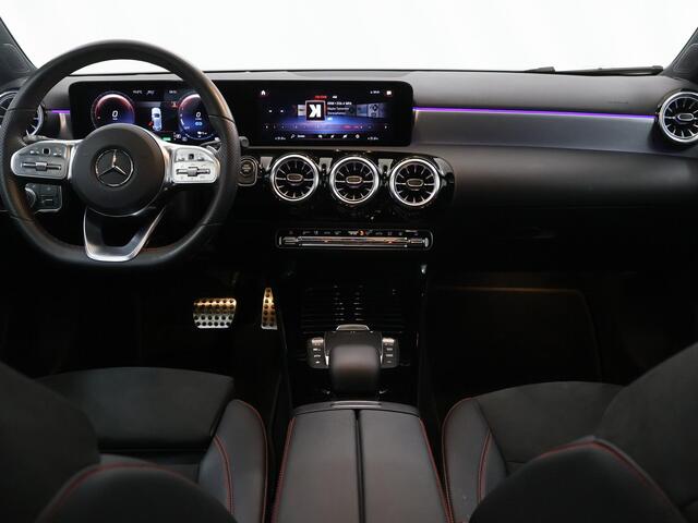 Mercedes-Benz A-KLASSE 250 e AMG Line | Night | Panoramadak | Multibeam | Stoelverwarming | Sfeerverlichting | Widescreen |