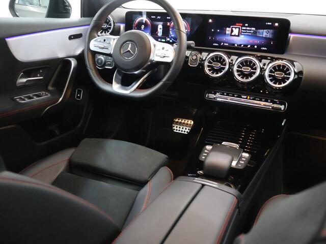 Mercedes-Benz A-KLASSE 250 e AMG Line | Night | Panoramadak | Multibeam | Stoelverwarming | Sfeerverlichting | Widescreen |
