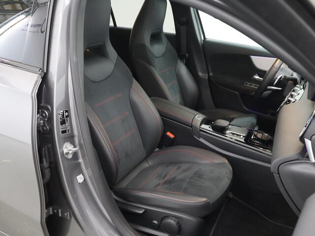 Mercedes-Benz A-KLASSE 250 e AMG Line | Night | Panoramadak | Multibeam | Stoelverwarming | Sfeerverlichting | Widescreen |