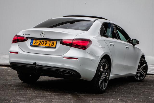 Mercedes-Benz A-KLASSE 250 e Luxury Line Panoramadak/ Trekhaak/ Leer/ Stoelverwarming