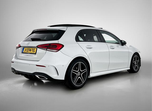 Mercedes-Benz A-KLASSE 180 AMG Nightpakket | Panoramadak | Sfeerverlichting | CarPlay | Augmented Reality | Parkeerpakket met Camera |. Inclusief 24 maanden Mercedes-Benz Certified garantie voor Europa.