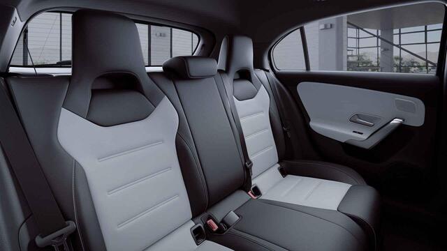 Mercedes-Benz A-KLASSE 200 Business Solution AMG | Night | Panoramadak | Widescreen | Stoelverwarming |