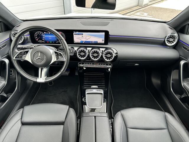 Mercedes-Benz A-KLASSE 250 e Luxury | Panoramadak | Achteruitrijcamera | Stoelverwarming | Sfeerverlichting | Dodehoekassistent | Multibeam LED | Apple & Android Carplay