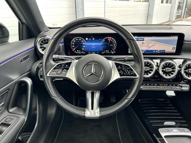 Mercedes-Benz A-KLASSE 250 e Luxury | Panoramadak | Achteruitrijcamera | Stoelverwarming | Sfeerverlichting | Dodehoekassistent | Multibeam LED | Apple & Android Carplay