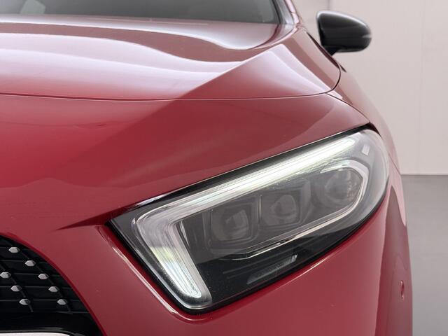 Mercedes-Benz A-KLASSE 200 Business Solution AMG Styling Panoramadak HUD Burmester Camera Sfeerverlichting Automaat