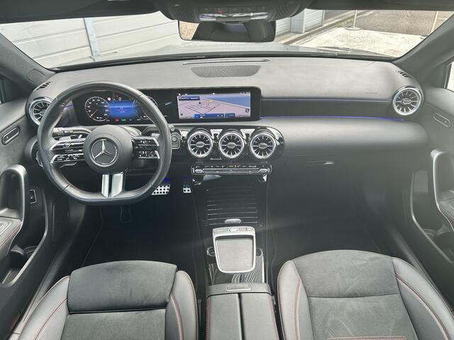 Mercedes-Benz A-KLASSE 250 e AMG | Panoramadak | Dodehoekassistent | Privacy Glas Achter | Sfeerverlichting | Stoelverwarming | Parkeersensoren |