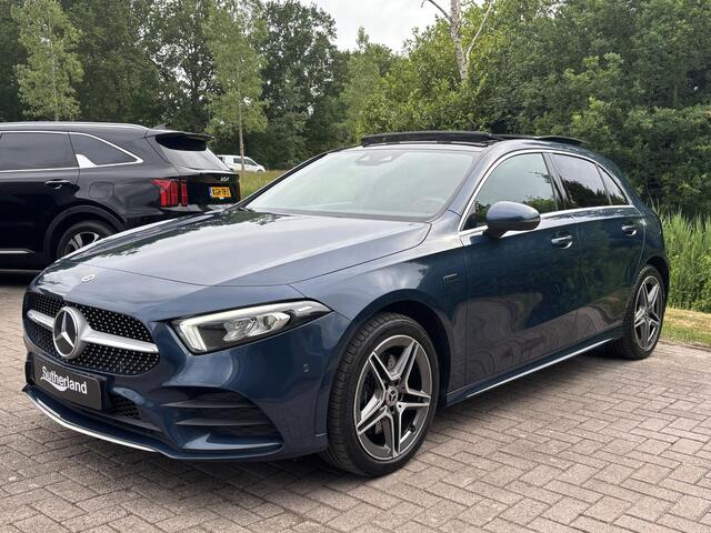 Mercedes-Benz A-KLASSE 250 e AMG Line | Panoramadak | Stoelverwarming | Sportstoelen | Camera