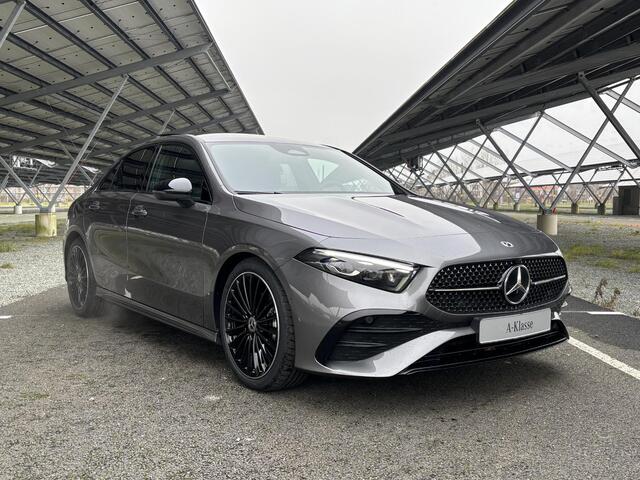 Mercedes-Benz A-KLASSE 180 Star Edition AMG Line | Night | Panoramadak | Sfeerverlichting | 19" Multispaaks | Parkeercamera | Stoelverwarming |