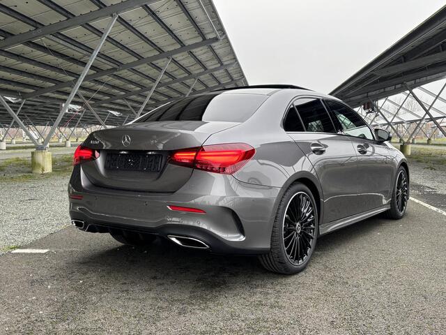 Mercedes-Benz A-KLASSE 180 Star Edition AMG Line | Night | Panoramadak | Sfeerverlichting | 19" Multispaaks | Parkeercamera | Stoelverwarming |
