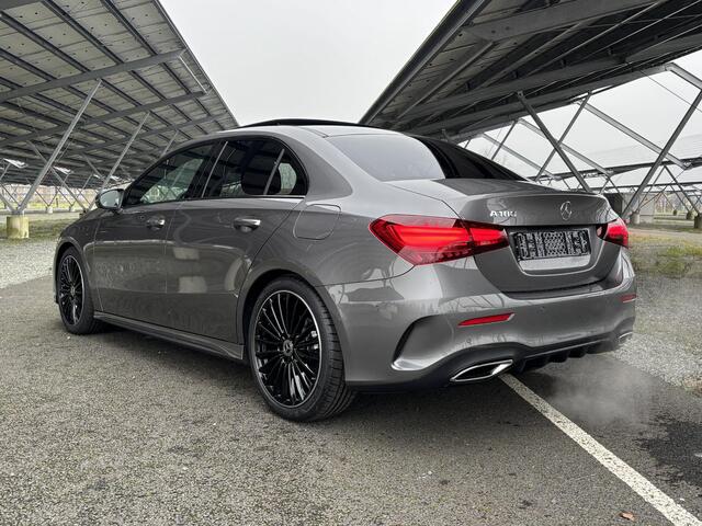 Mercedes-Benz A-KLASSE 180 Star Edition AMG Line | Night | Panoramadak | Sfeerverlichting | 19" Multispaaks | Parkeercamera | Stoelverwarming |