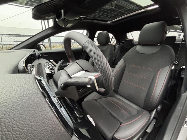 Mercedes-Benz A-KLASSE 180 Star Edition AMG Line | Night | Panoramadak | Sfeerverlichting | 19" Multispaaks | Parkeercamera | Stoelverwarming |