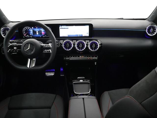 Mercedes-Benz A-KLASSE 180 Star Edition AMG Line | Night | Keyless go | Multispaaks | Sfeerverlichting | Stoelverwarming | Panoramadak | Achteruitrijcamera |