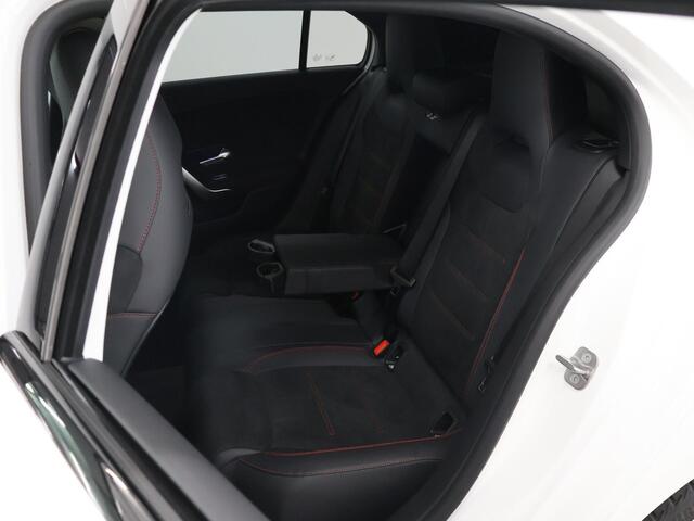 Mercedes-Benz A-KLASSE 180 Star Edition AMG Line | Night | Keyless go | Multispaaks | Sfeerverlichting | Stoelverwarming | Panoramadak | Achteruitrijcamera |