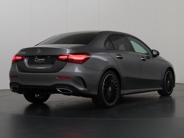 Mercedes-Benz A-KLASSE 180 Star Edition AMG Line | Night | Multispaaks velgen | Panoramasdak | Achteruitrijcamera | Sfeerverlichting | Keyless go |