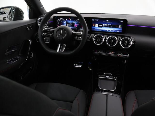 Mercedes-Benz A-KLASSE 180 Star Edition AMG Line | Night | Multispaaks velgen | Panoramasdak | Achteruitrijcamera | Sfeerverlichting | Keyless go |