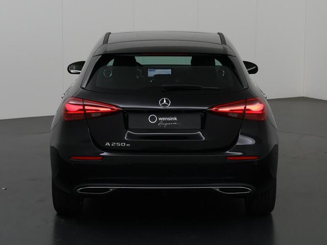 Mercedes-Benz A-KLASSE 250e Star Edition Luxury Line | Panoramadak | Keyless Entry | Trekhaak | LED-koplampen | Achteruitrijcamera |