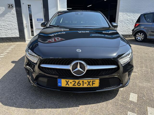 Mercedes-Benz A-KLASSE 180 Premium /CC/Camera/Navi/All season/Lm velgen/Nieuwe apk bij aflevering