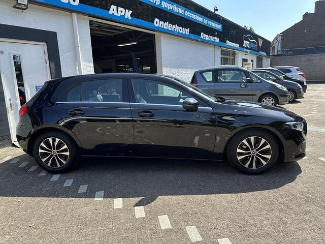 Mercedes-Benz A-KLASSE 180 Premium /CC/Camera/Navi/All season/Lm velgen/Nieuwe apk bij aflevering