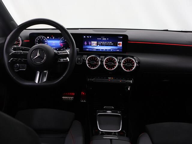 Mercedes-Benz A-KLASSE 180 Star Edition AMG Line LIMITED | Panoramaschuifdak | Head-up display | Multibeam LED | Elektrisch voorstoelen met geheugen
