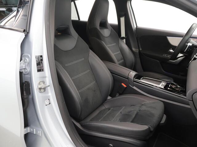 Mercedes-Benz A-KLASSE 180 Business Solution AMG | Trekhaak | Panoramaschuifdak | AMG Line Plus pakket | 19"AMG-velgen | Head-up display | Dodehoekassistent |