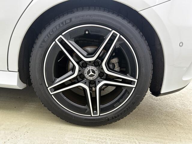 Mercedes-Benz A-KLASSE 180 Business Solution AMG Lichtmetalen velgen | Navigatie | MBUX wide screen | Parking support | Inclusief 24 maanden MB Certified garantie voor Europa.