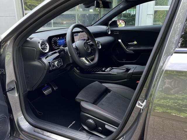 Mercedes-Benz A-KLASSE 180 Star Edition AMG | Night Pakket | Apple CarPlay | Android Auto | Sfeerverlichting | Stoelverwarming | Parkeersensoren | Achteruitrijcamera | Elektrisch Inklapbare Buitenspiegels