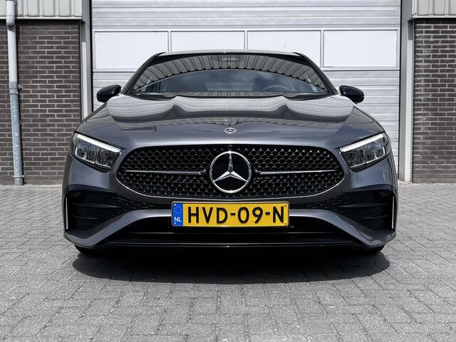 Mercedes-Benz A-KLASSE 180 Star Edition AMG | Night Pakket | Apple CarPlay | Android Auto | Sfeerverlichting | Stoelverwarming | Parkeersensoren | Achteruitrijcamera | Elektrisch Inklapbare Buitenspiegels