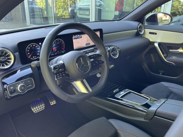 Mercedes-Benz A-KLASSE 180 Star Edition AMG | Night Pakket | Dodehoekassistent | Donkergetint Glas Achter | Sfeerverlichting | Stoelverwarming | Parkeersensoren | Achteruitrijcamera | Elektrisch Inklapbare Buitenspiegels