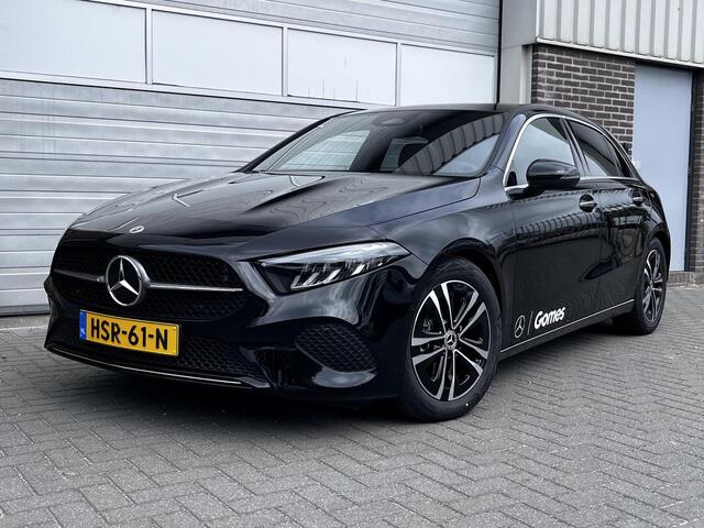 Mercedes-Benz A-KLASSE 180 Star Edition Luxury | Panoramadak | Dodehoekassistent | Donkergetint Glas Achter | Sfeerverlichting | Stoelverwarming | Parkeersensoren | Achteruitrijcamera | Elektrisch Inklapbare Buitenspiegels