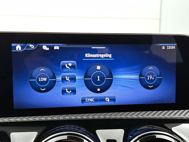Mercedes-Benz A-KLASSE 180 Star Edition | Dode Hoek Ass | Stoelverwarming | LED Verlichting | Parkeerpakket met Camera | Inclusief 24 maanden Mercedes-Benz Certified garantie voor Europa.