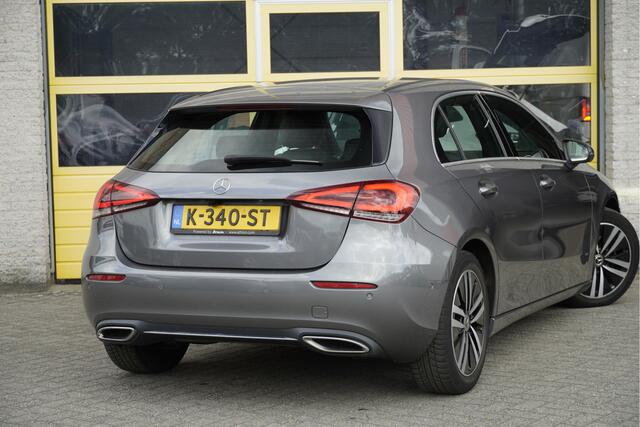 Mercedes-Benz A-KLASSE 160 5drs Luxury Business Solution BJ2021 Lmv 17" | Led V+A | Pdc | Achteruitrijcamera | Navi | Virtual cockpit | Dashboard verlichting | Climate control | Cruise control | Lederen Sportstoelen | Verwarmde voorstoelen | Zwarte hemel | Getint glas
