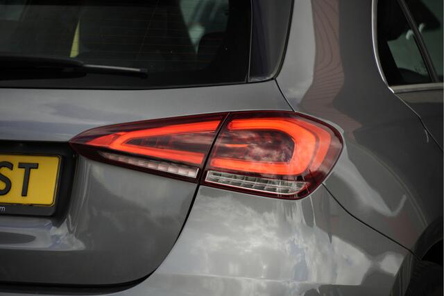 Mercedes-Benz A-KLASSE 160 5drs Luxury Business Solution BJ2021 Lmv 17" | Led V+A | Pdc | Achteruitrijcamera | Navi | Virtual cockpit | Dashboard verlichting | Climate control | Cruise control | Lederen Sportstoelen | Verwarmde voorstoelen | Zwarte hemel | Getint glas