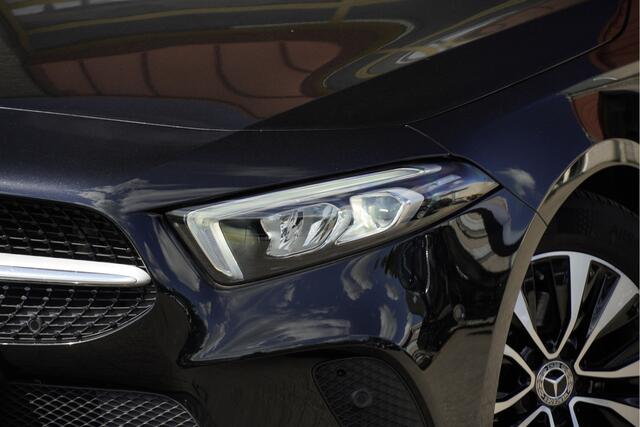 Mercedes-Benz A-KLASSE 180 5drs Business Solution BJ2022 Lmv 16" | Led V+A | Pdc | Achteruitrijcamera | Navi | Climate control | Cruise control | Sportstoelen | Verwarmde voorstoelen | Zwarte hemel | Getint glas