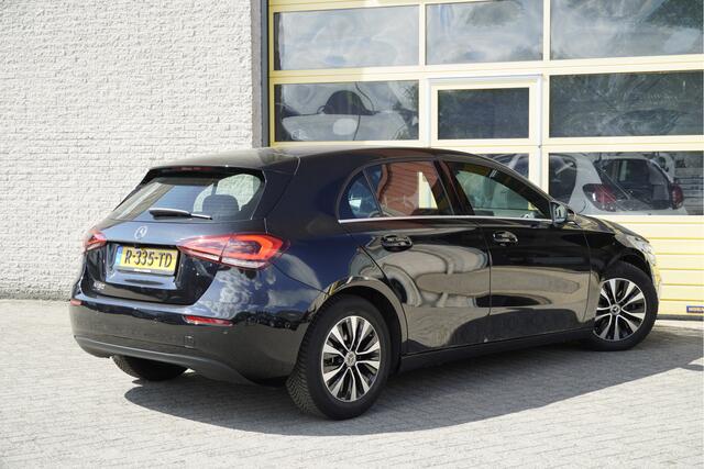 Mercedes-Benz A-KLASSE 180 5drs Business Solution BJ2022 Lmv 16" | Led V+A | Pdc | Achteruitrijcamera | Navi | Climate control | Cruise control | Sportstoelen | Verwarmde voorstoelen | Zwarte hemel | Getint glas