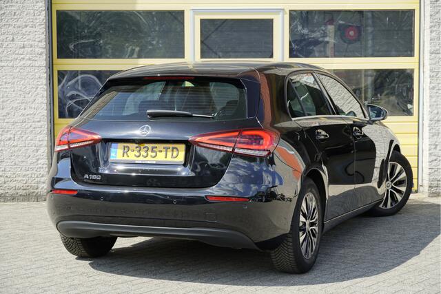 Mercedes-Benz A-KLASSE 180 5drs Business Solution BJ2022 Lmv 16" | Led V+A | Pdc | Achteruitrijcamera | Navi | Climate control | Cruise control | Sportstoelen | Verwarmde voorstoelen | Zwarte hemel | Getint glas