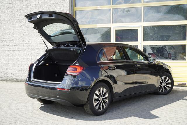 Mercedes-Benz A-KLASSE 180 5drs Business Solution BJ2022 Lmv 16" | Led V+A | Pdc | Achteruitrijcamera | Navi | Climate control | Cruise control | Sportstoelen | Verwarmde voorstoelen | Zwarte hemel | Getint glas