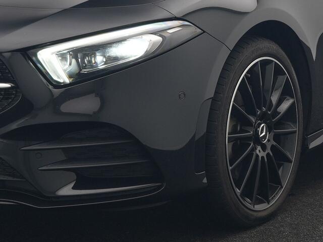 Mercedes-Benz A-KLASSE 250 e AMG Line PHEV 218pk | Panodak | Camera | Multibeam LED | Alcantara Sportstoelen Verwarmd | Apple Carplay | Sfeerverlichting | Blis | Cruise Control | Navigatie | Virtual | DAB | Plug In Hybrid |