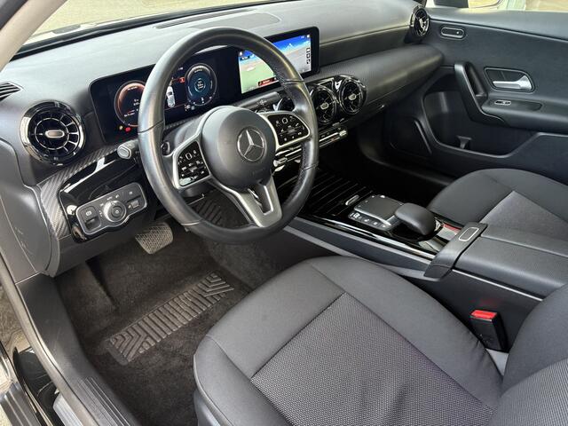 Mercedes-Benz A-KLASSE 180 Business Solution | Navigatie | Camera | Stoelverwarming | Cruise Control | Climate Control |
