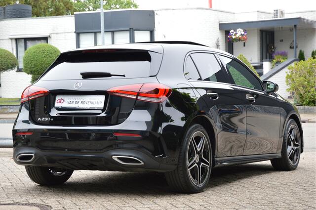 Mercedes-Benz A-KLASSE 250 e AMG Line PANORAMADAK | NIGHT-PAKKET | SFEERVERL | KEYLESS | TREKHAAK | MULTIBEAM | CAMERA | ENZ