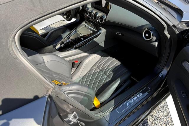 Mercedes-Benz AMG-GT R Roadster 430kW/585pk DKG7 1/750! DISTRONIC PLUS + VIRTUAL COCKPIT + BURMESTER 3D SOUND + CAMERA + BLIS + + STOELVERWARMING + AIRSCARF + MBUX NAVIGATIE + ACHTERASBESTURING + HOMELINK + PARKSENSOREN + 19"/20" LM-VELGEN!